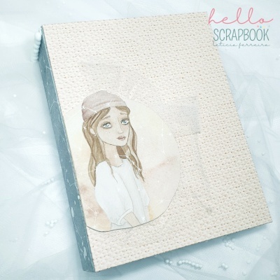 Caderno artesanal com capa texturizada creme e ilustração de rapariga e boina rosa