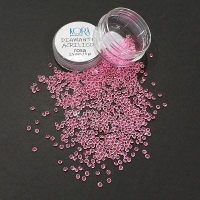 Pote com pedras acrílicas rosas e rótulo KORA DIAMANTE ACRÍLICO