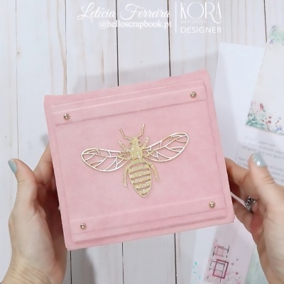 Caixa rosa aveludada com abelha dourada metálica decorativa
