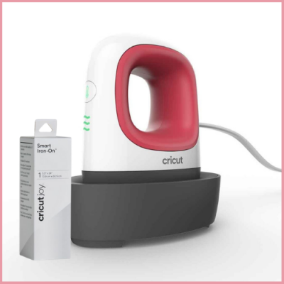 Ferro de engomar elétrico Cricut Joy branco e vermelho com base preta e embalagem Smart Iron-On