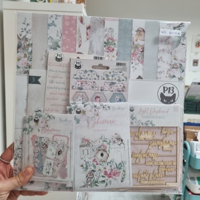 Kit de papelaria decorativa P13 com padrões florais e pássaros e etiqueta preço KIT 83,90€