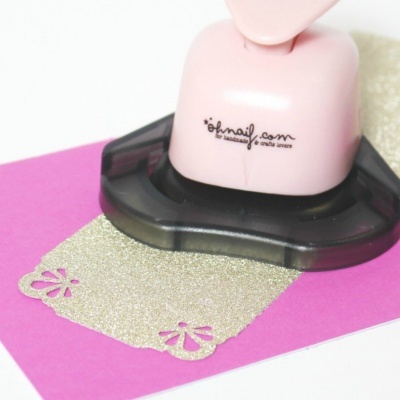 Cortador de papel rosa e preto com recorte decorativo