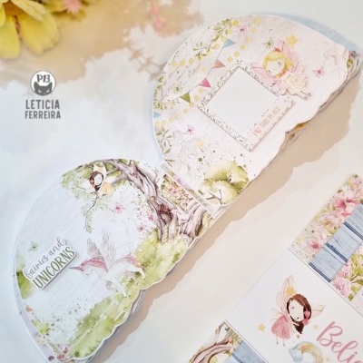 Produtos de papelaria infantis com temas de unicórnios e fadas em tons pastel