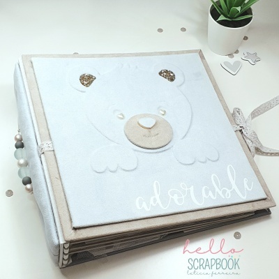 Álbum de scrapbook com capa branca com urso bordado e detalhes brilhantes