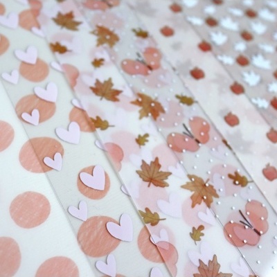 Tecidos transparentes com padrões de bolinhas, corações e folhas de bordo.