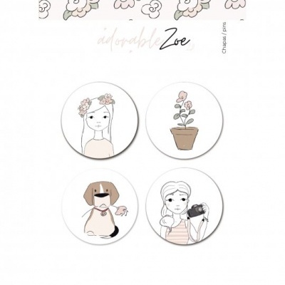 Conjunto de quatro bottons redondos com ilustrações de raparigas, planta e cão em fundo branco.