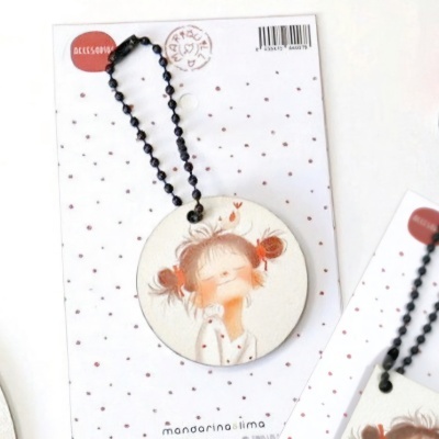 Pendente redondo com ilustração de menina e corrente negra