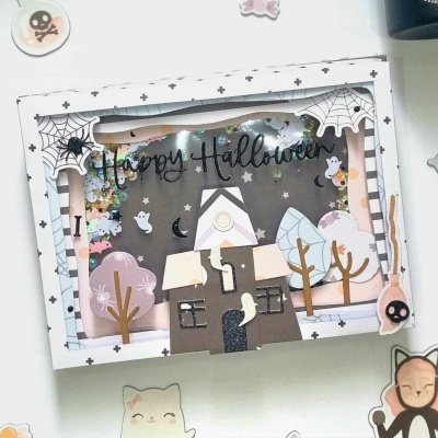 Cartão de Halloween de papel com casa e texto decorativo