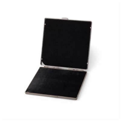 Estojo retangular aberto com interior preto e estrutura metálica prata