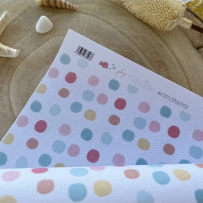 tecido estampado com bolinhas coloridas e elementos de praia