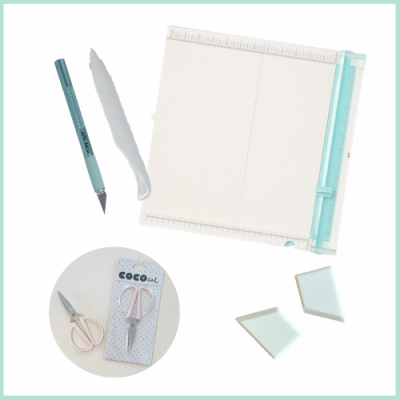 Kit de papelaria com tapete de corte, estilete, caneta, triângulos e tesoura em fundo branco