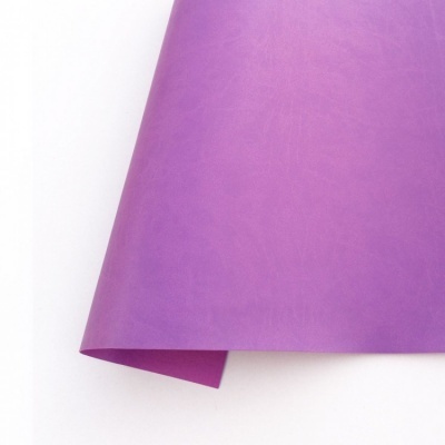 Folha roxa de papel ou cartolina com dobra sobre fundo branco