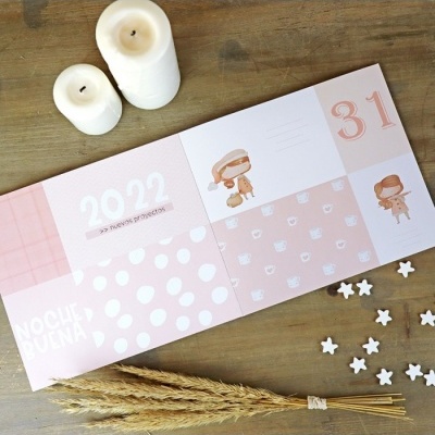 Calendário de parede 2022 em tons pastel rosa e bege com velas e enfeites de estrelas