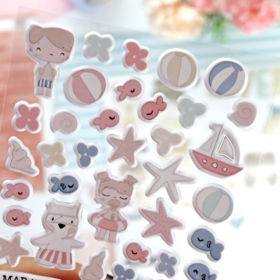 Autocolantes infantis coloridos em fundo transparente.