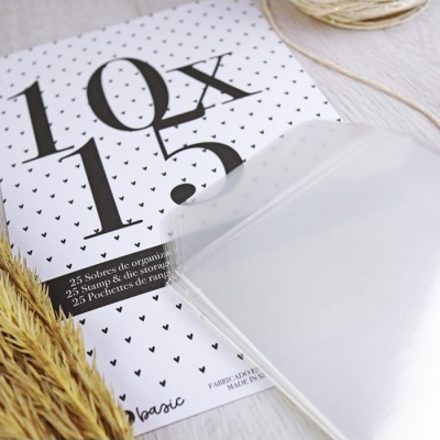 Sobres transparentes de armazenamento para carimbos sobre embalagem branca com corações e texto