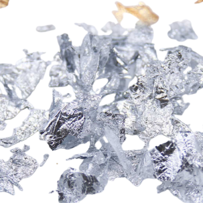 Fragmentos brilhantes transparentes tipo vidro sobre fundo branco