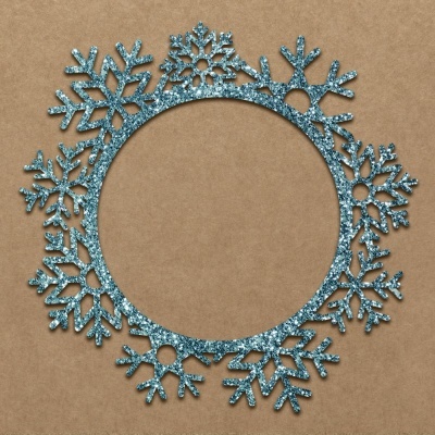 Ornamento circular azul em flocos de neve com glitter