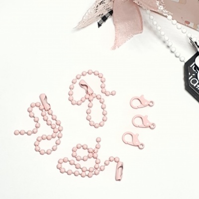 Três correntes de bolas rosa com fechos e três fechos adicionais cor-de-rosa sobre fundo branco