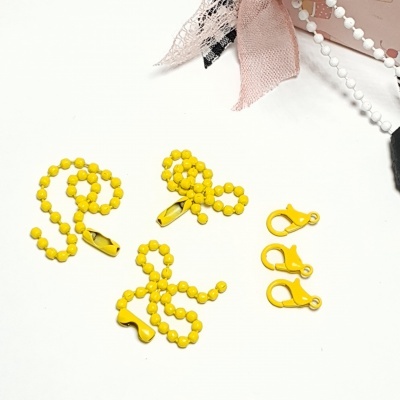 Acessórios amarelos para joias sobre fundo branco