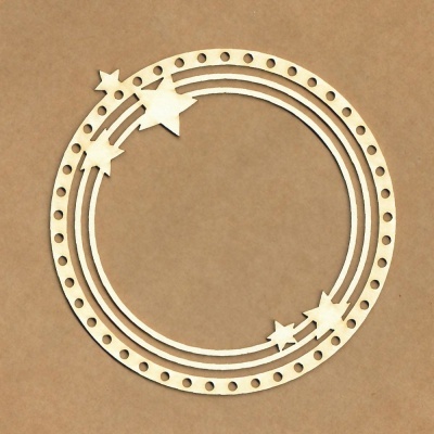 anel redondo em madeira com estrelas e orifícios