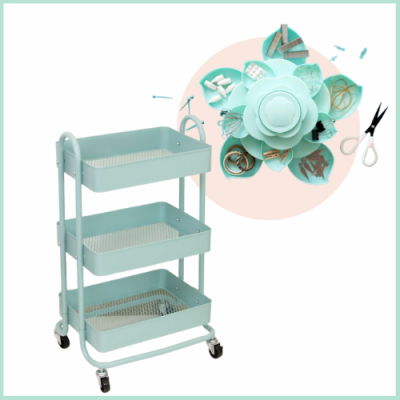 Carrinho organizador verde-água de três pisos com cortadores de biscoitos em formas variadas e tesoura.