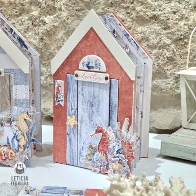 Livro decorativo em forma de casa com tema marinho e palavra 'adventure'