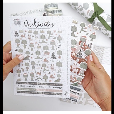 Folha de autocolantes de Natal com desenhos de árvores, presentes e personagens em cores suaves, com texto em espanhol e português.