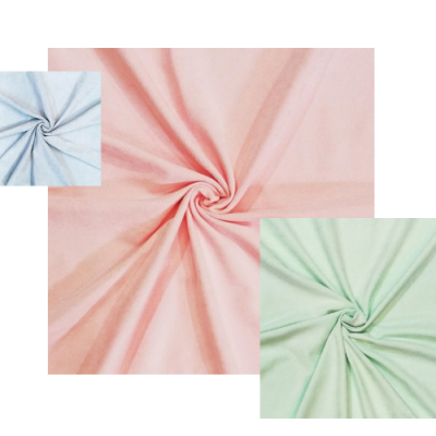 Três tecidos enrolados em espiral em tons pastel azul, rosa e verde