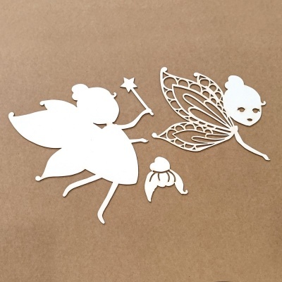 Recortes decorativos de fadas e flor brancas sobre fundo castanho