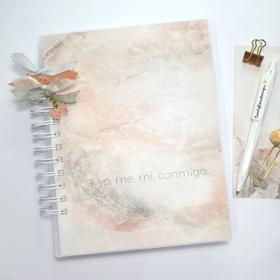 Caderno com capa marmoreada e acessórios de escrita