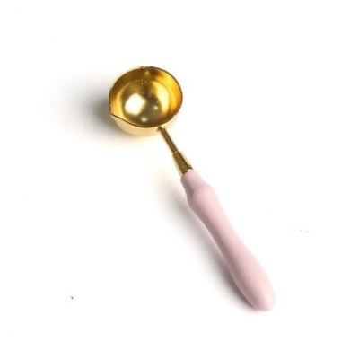 Colher medidora com concha dourada e cabo rosa claro