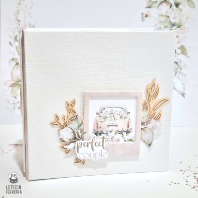 Álbum de fotografias creme com decoração floral e texto 'perfect couple'