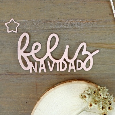Decoração em madeira rosa claro com texto 'feliz NAVIDAD'