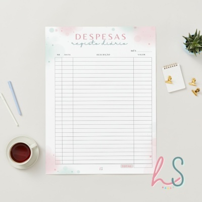 Bloco de registo diário de despesas em papel branco com motivos suaves e caneta, chá, bloco de notas numa mesa clara