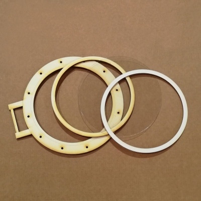 Aros e disco transparentes sobre fundo castanho