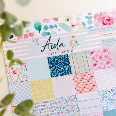 Kit de papel de scrapbook com padrões florais e listrados coloridos em embalagem