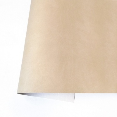 Folha de papel kraft bege claro ligeiramente enrolada sobre fundo branco