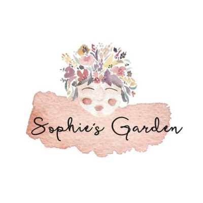 Logótipo com texto Sophie's Garden e rosto estilizado com flores coloridas