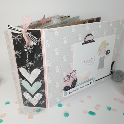 Álbum de fotos artesanal com capa floral e ilustração de mulher