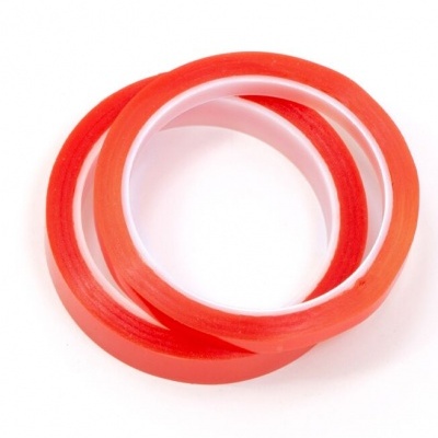 Duas fitas adesivas vermelhas finas com interior branco