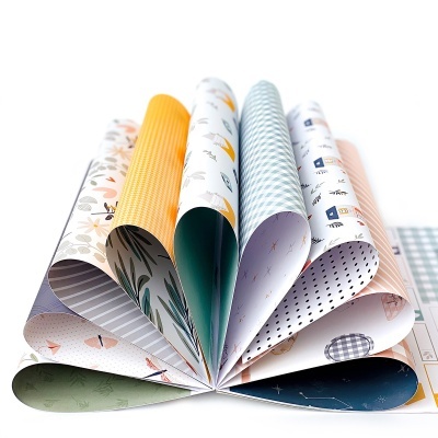 Papel decorativo dobrado em forma de coração com vários padrões e cores.