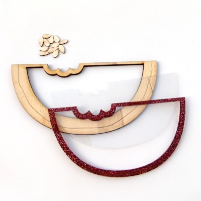 Moldes semicirculares em madeira, plástico transparente e sementes brancas