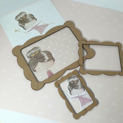 Três molduras de madeira com ilustrações de meninas e desenhos em papel rosa claro