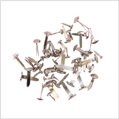 Clipes metálicos pequenos prateados sobre fundo branco