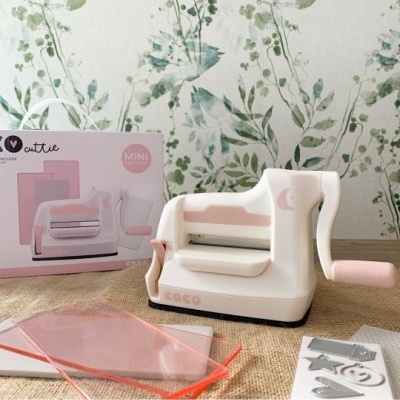 Máquina de corte manual mini rosa e branco com acessórios para artesanato