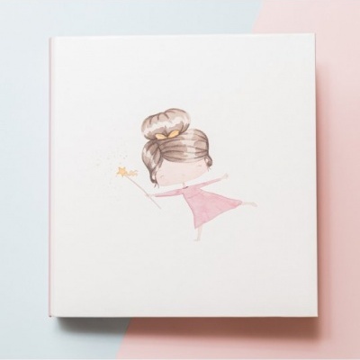 Caixa branca com ilustração de menina em vestido rosa e varinha mágica.