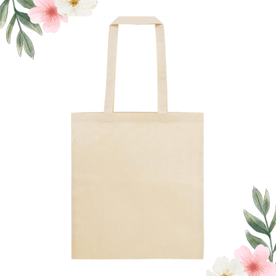 Saco tote bege claro com alças largas em fundo branco com flores decorativas