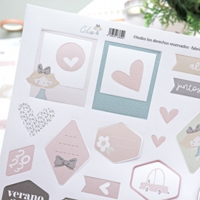 Adesivos coloridos com corações, boneca, carro e formas geométricas.