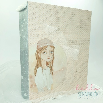 Caixa decorativa bege com ilustração de rapariga e texto 'hello SCRAPBOOK'