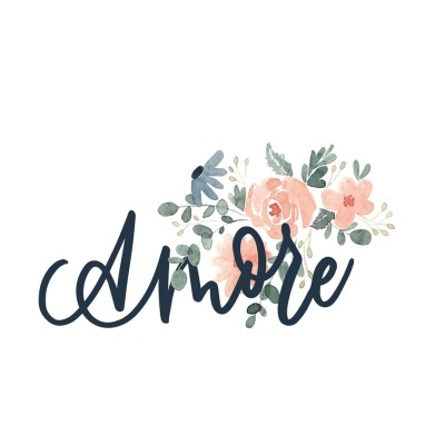 Texto 'Amore' com arranjo floral em tons pastel